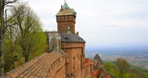Vue sur le Château du Haut-Koenigsbourg et la Plaine d'Alsace